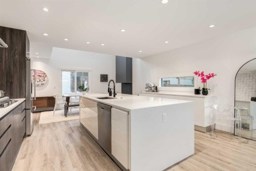 27 Hendon Place Nw, Calgary, AB - Indoor Photo Showing Kitchen With Upgraded Kitchen