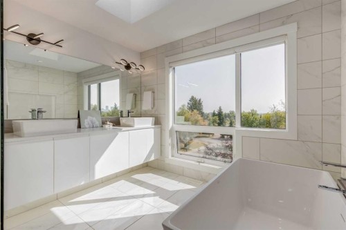 27 Hendon Place Nw, Calgary, AB - Indoor Photo Showing Bathroom
