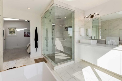 27 Hendon Place Nw, Calgary, AB - Indoor Photo Showing Bathroom