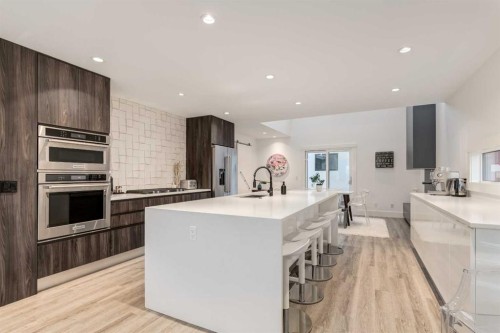 27 Hendon Place Nw, Calgary, AB - Indoor Photo Showing Kitchen With Upgraded Kitchen