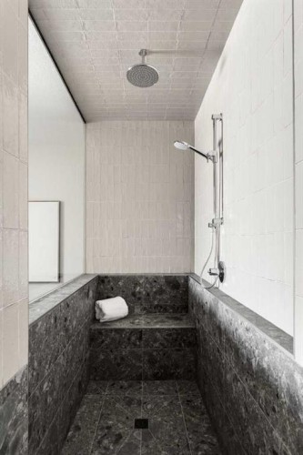 8 Rockcliff Hill Nw, Calgary, AB - Indoor Photo Showing Bathroom