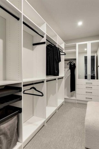 8 Rockcliff Hill Nw, Calgary, AB - Indoor With Storage