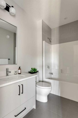 8 Rockcliff Hill Nw, Calgary, AB - Indoor Photo Showing Bathroom