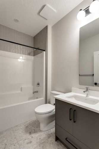 8 Rockcliff Hill Nw, Calgary, AB - Indoor Photo Showing Bathroom