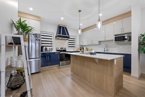 414 Corner Meadows Square Ne, Calgary, AB - Indoor Photo Showing Kitchen With Upgraded Kitchen
