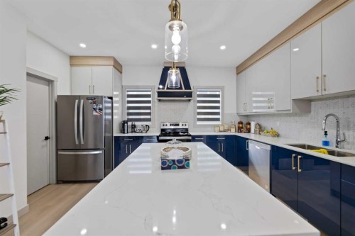 414 Corner Meadows Square Ne, Calgary, AB - Indoor Photo Showing Kitchen With Upgraded Kitchen