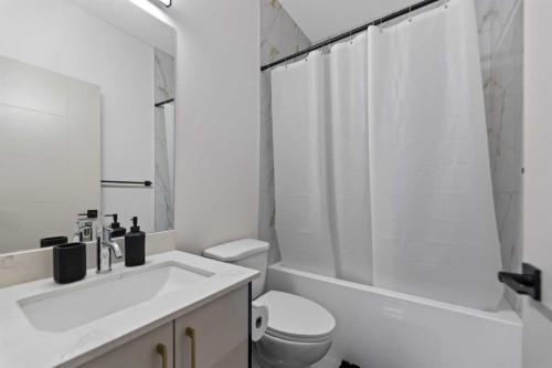 414 Corner Meadows Square Ne, Calgary, AB - Indoor Photo Showing Bathroom
