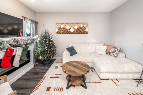7173 Cardinal Way Sw, Edmonton, AB - Indoor Photo Showing Living Room