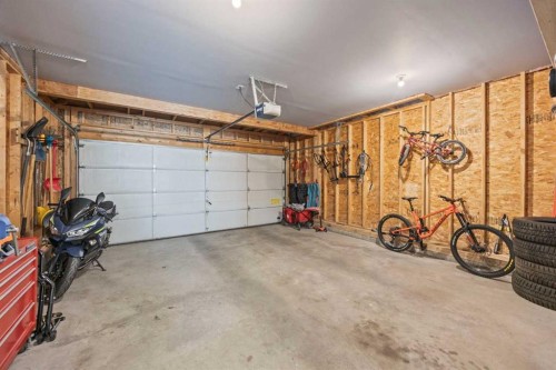 71 Somercrest Close Sw, Calgary, AB - Indoor Photo Showing Garage