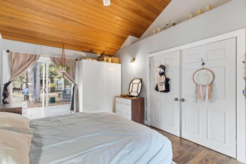 15 Park Point, Bragg Creek, AB - Indoor Photo Showing Bedroom