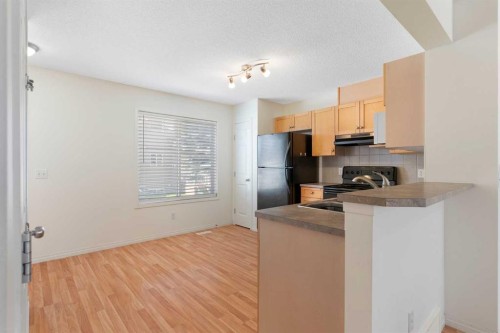 119 Royal Birch Villas Nw, Calgary, AB - Indoor Photo Showing Kitchen