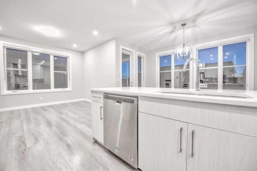917 Crestridge Common Sw, Calgary, AB - Indoor Photo Showing Kitchen