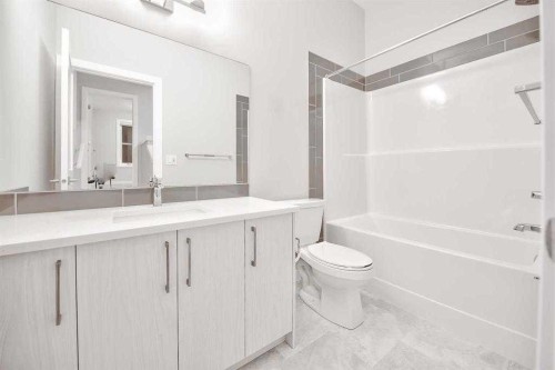 917 Crestridge Common Sw, Calgary, AB - Indoor Photo Showing Bathroom