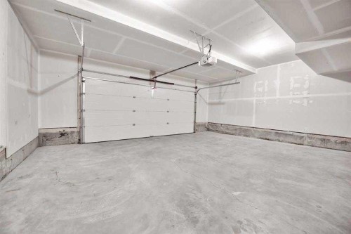 917 Crestridge Common Sw, Calgary, AB - Indoor Photo Showing Garage