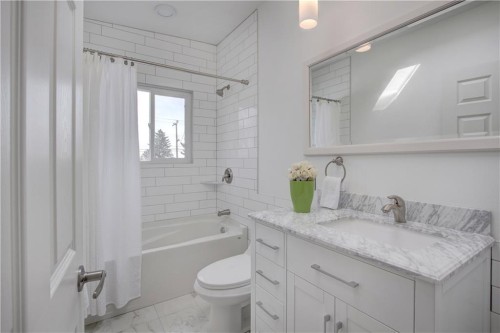 10212 7 Street Sw, Calgary, AB - Indoor Photo Showing Bathroom