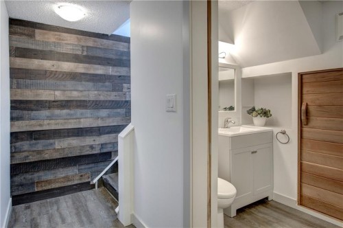 10212 7 Street Sw, Calgary, AB - Indoor Photo Showing Bathroom