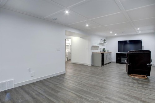 10212 7 Street Sw, Calgary, AB - Indoor