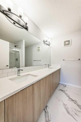 129-42 Cranbrook Gardens Se, Calgary, AB - Indoor Photo Showing Bathroom