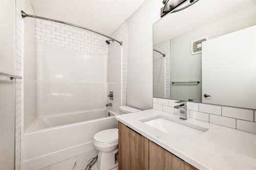 129-42 Cranbrook Gardens Se, Calgary, AB - Indoor Photo Showing Bathroom