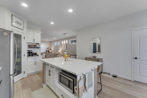 128 Seton Villas Se, Calgary, AB - Indoor Photo Showing Kitchen