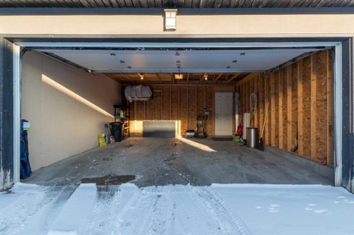 2-4613 17 Avenue Nw, Calgary, AB - Indoor Photo Showing Garage