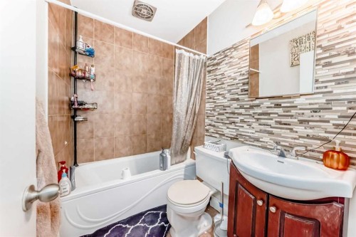 702-4719 33 Street, Red Deer, AB - Indoor Photo Showing Bathroom