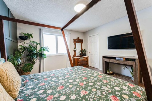 147 Chaparral Ridge Circle Se, Calgary, AB - Indoor Photo Showing Bedroom
