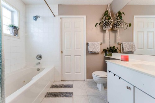 147 Chaparral Ridge Circle Se, Calgary, AB - Indoor Photo Showing Bathroom