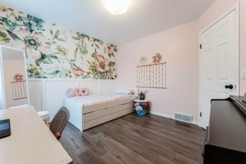 147 Chaparral Ridge Circle Se, Calgary, AB - Indoor Photo Showing Bedroom