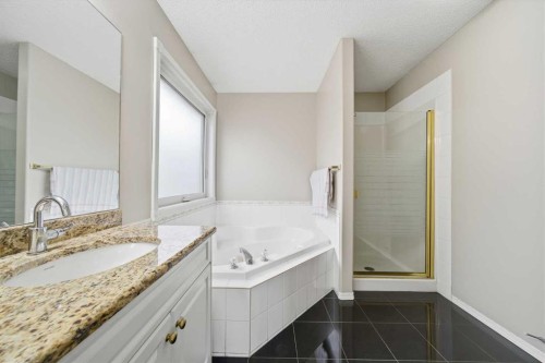 62 Hampstead Gardens Nw, Calgary, AB - Indoor Photo Showing Bathroom