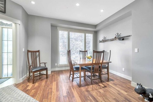 4826 Bowness Road Nw, Calgary, AB - Indoor Photo Showing Dining Room