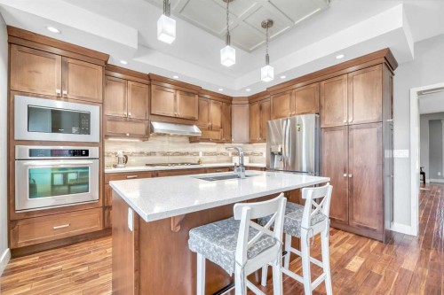 4826 Bowness Road Nw, Calgary, AB - Indoor Photo Showing Kitchen With Stainless Steel Kitchen With Upgraded Kitchen