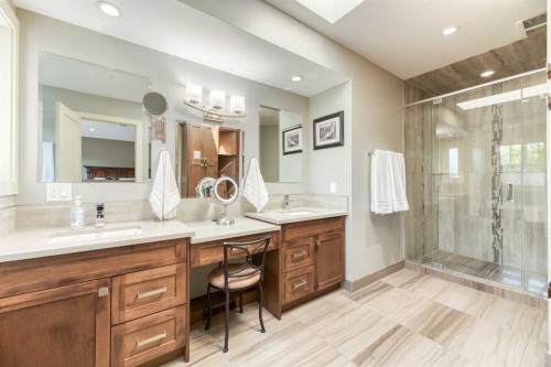 4826 Bowness Road Nw, Calgary, AB - Indoor Photo Showing Bathroom