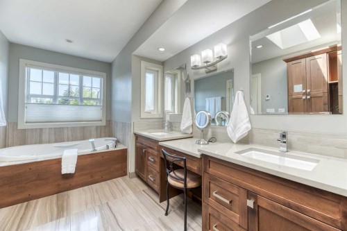 4826 Bowness Road Nw, Calgary, AB - Indoor Photo Showing Bathroom