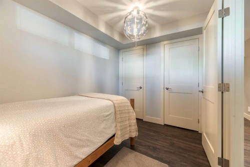 4826 Bowness Road Nw, Calgary, AB - Indoor Photo Showing Bedroom