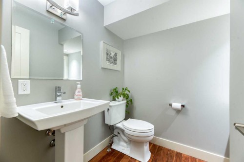 4826 Bowness Road Nw, Calgary, AB - Indoor Photo Showing Bathroom
