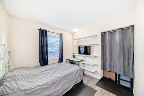 3221 32A Avenue Se, Calgary, AB - Indoor Photo Showing Bedroom