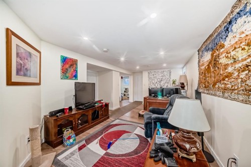 3221 32A Avenue Se, Calgary, AB - Indoor Photo Showing Other Room