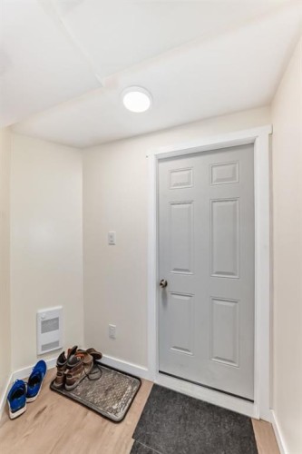 3221 32A Avenue Se, Calgary, AB - Indoor Photo Showing Other Room