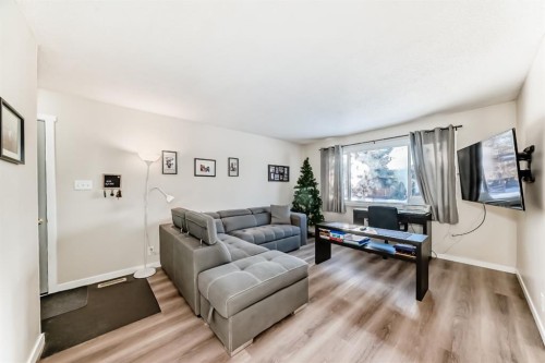 3221 32A Avenue Se, Calgary, AB - Indoor Photo Showing Living Room