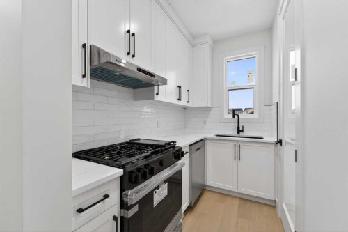 95 South Shore Road, Chestermere, AB - Indoor Photo Showing Kitchen With Upgraded Kitchen