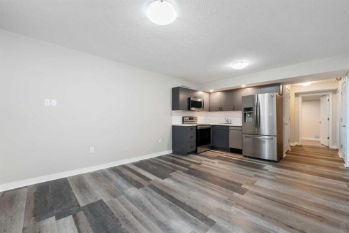 229 Kingsbury Close Se, Airdrie, AB - Indoor Photo Showing Kitchen