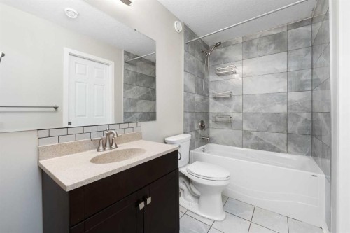 229 Kingsbury Close Se, Airdrie, AB - Indoor Photo Showing Bathroom