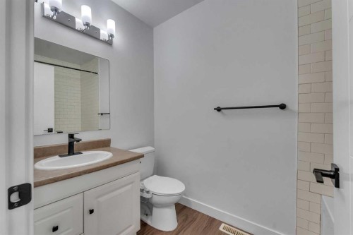 429 Georgian Villas Ne, Calgary, AB - Indoor Photo Showing Bathroom