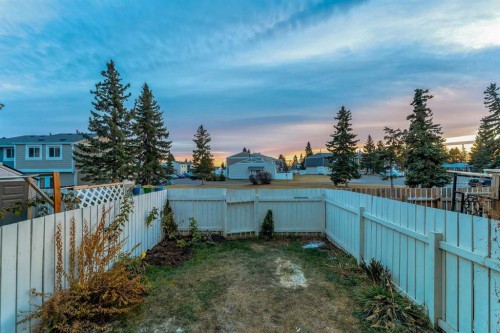 429 Georgian Villas Ne, Calgary, AB - Outdoor