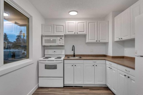 429 Georgian Villas Ne, Calgary, AB - Indoor Photo Showing Kitchen