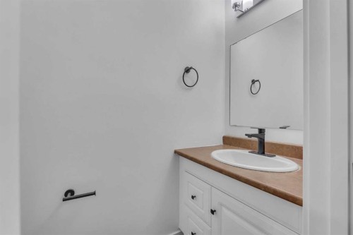 429 Georgian Villas Ne, Calgary, AB - Indoor Photo Showing Bathroom