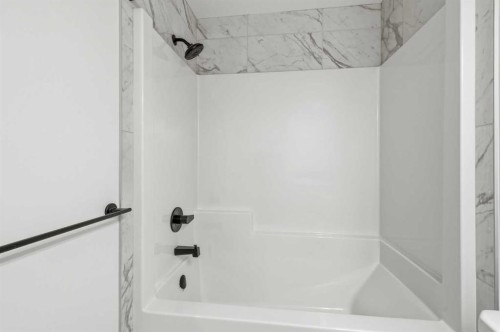 355 Herron Landing Ne, Calgary, AB - Indoor Photo Showing Bathroom