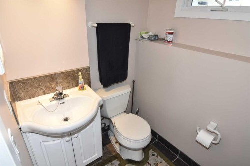 6151 Penworth Road Se, Calgary, AB - Indoor Photo Showing Bathroom