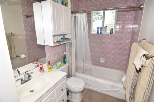 6151 Penworth Road Se, Calgary, AB - Indoor Photo Showing Bathroom